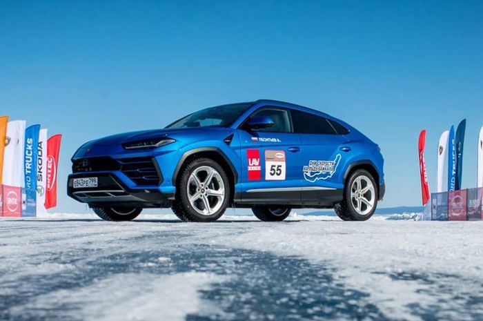 Lamborghini Urus sukses pecahkan rekor SUV tercepat di jalur es.
