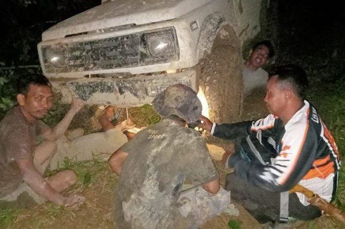 proses evakuasi dan memperbaiki mobil peserta off-road yang rusak dan terjebak di hutan Aceh Tamiang, (23/3/21).