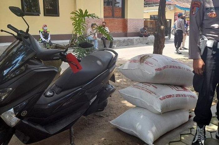 Yamaha NMAX dan beberapa karung gabah hasil curian oleh pelaku inisial S di Sragen , Jawa Tengah yang merupakan residivis penggelapan mobil