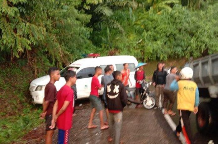 Toyota Hilux Ambulans menghajar tebing setelah menyambar motor di Salukaha, Kalukku, Mamuju, Sulawesi Barat, hingga pasien rujukan meninggal di kabin