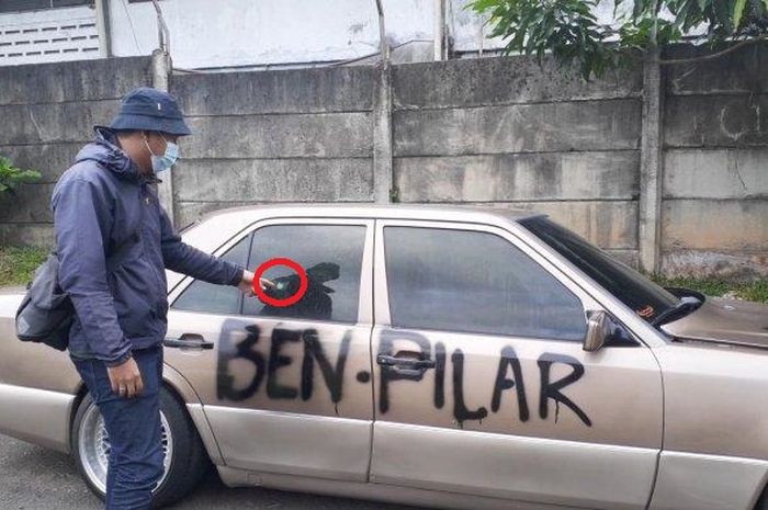 Mercedes-Benz E200 W124 yang kena teror penembakan misterius, meninggalkan bekas kaca retak ditembus peluru