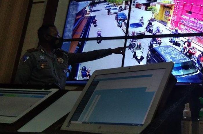 Ilustrasi anggota polisi lakukan pengawasan melalui kamera ETLE.