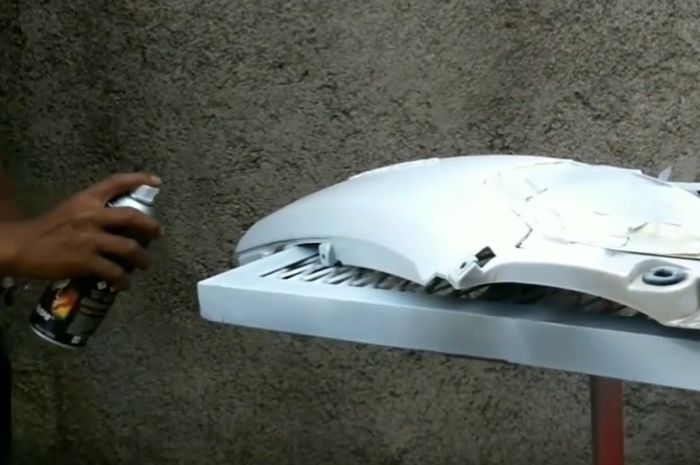 Ilustrasi cat bodi motor pakai cat semprot