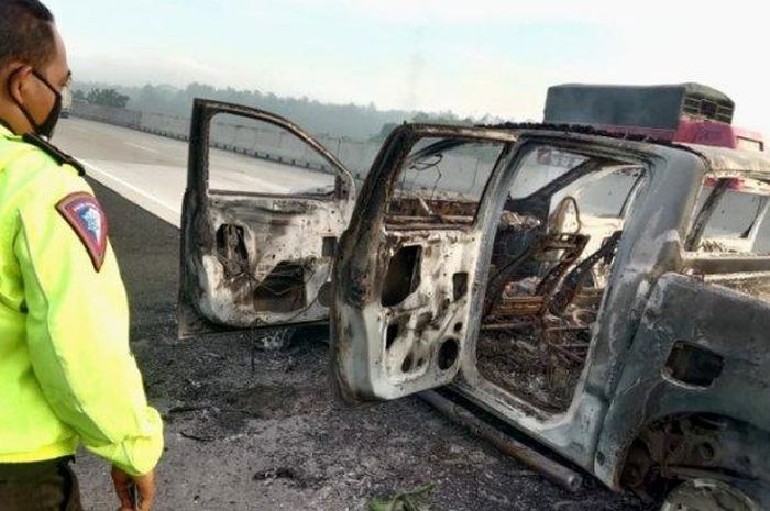Ford Ranger hangus luar dalam setelah dilalap api di jalan tol