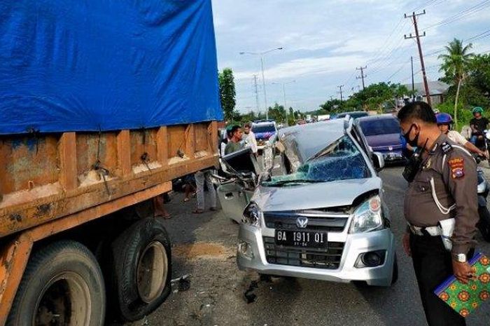 Kondisi Suzuki Karimun yang menghantam truk Fuso. 