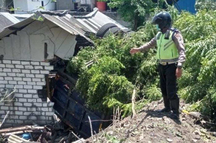 Truk muat pasir timpa rumah warga karena mengalami rem blong.