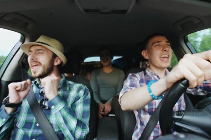 Ilustrasi liburan menggunakan mobil pribadi 