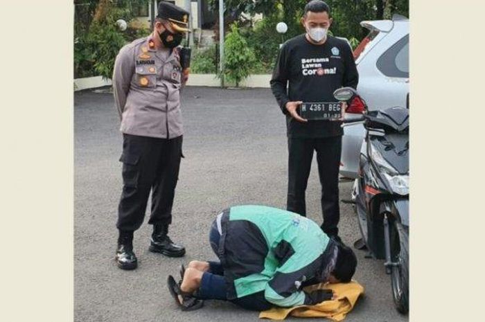 Driver ojol Semarang Danny Ariesta sujud syukur di hadapan motornya yang ditemukan Polsek Tembalang.