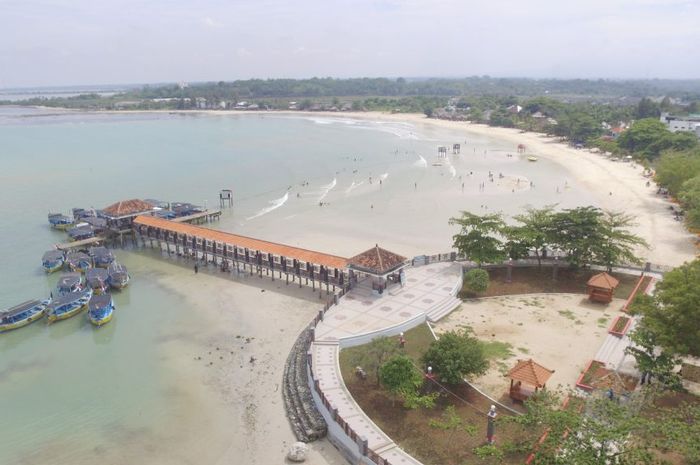Pantai Tirto Samudro atau dikenal dengan nama Pantai Bandengan Jepara.