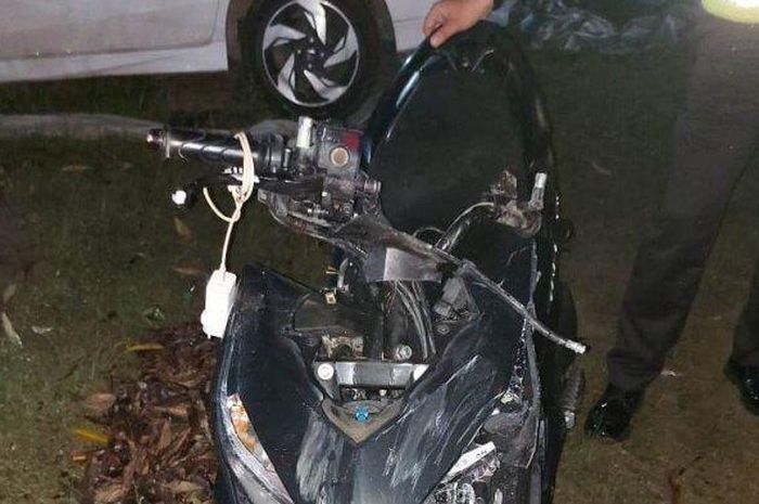 Honda Vario ringsek bodi depan setelah menabrak truk parkir
