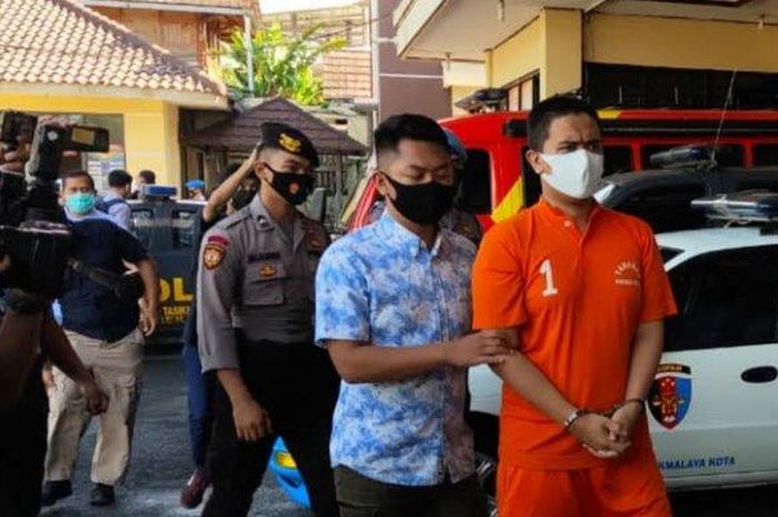 Tersangka RS (22) menggelapkan 52 mobil rental dalam waktu enam bulan, ditangkap Polres Tasikmalaya Kota. 