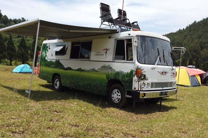 Hino Rainbow dibuat motorhome dengan desain interior yang mewah. Lengkap dengan fitur-fitur yang serba tinggal pencet, yakni pakai motorized