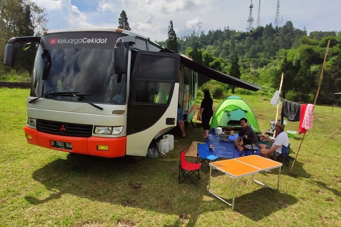 Mitsubishi PS135 Ragasa milik Keluarga Cekidot, yang dirombak jadi motorhome. Videonya sudah tayang di channel Youtube Mobil Gede