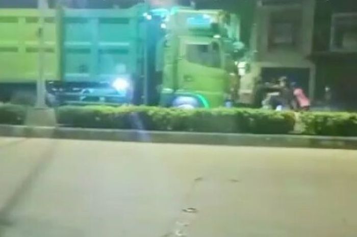 Truk lindas bocah 14 tahun saat dihentikan