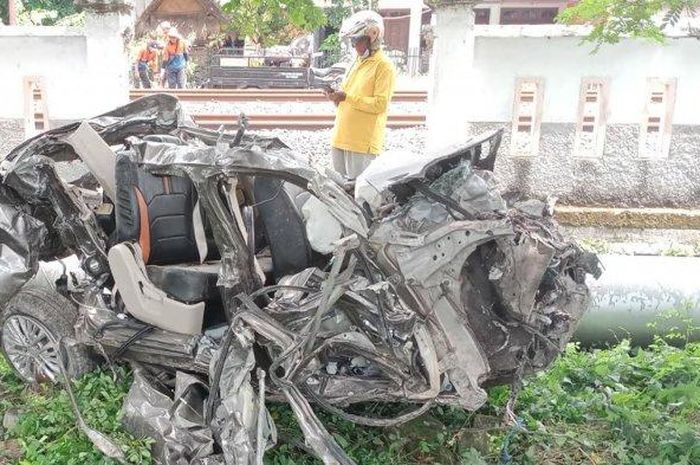 Suzuki Ertiga berantakan setelah dihajar kereta api