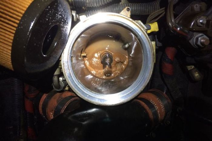 Ilustrasi penggantian filter solar mobil diesel