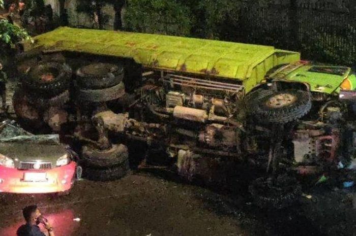 Toyota Rush milik TNI gepeng setengah badan setelah kejatuhan truk tronton 