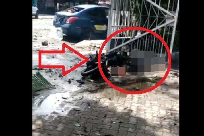 Kondisi motor matic yang diduga digunakan pelaku bom bunuh diri di Gereja Katerdal Makassar, Sabtu (28/03/2021).
