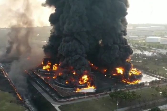 Kilang minyak milik PT Pertamina terbakar di Balongan, Indramayu, Senin (29/3/2021).