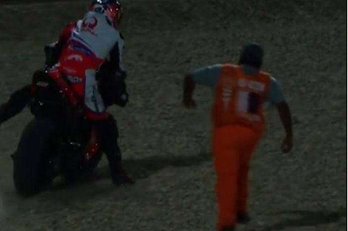 Johann Zarco ngeprank marshal di MotoGP Qatar 2021