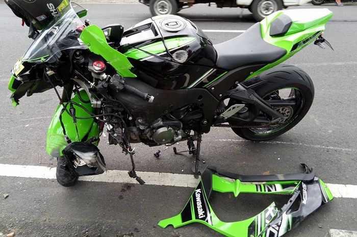 Ilustrasi bodi motor patah akibat kecelakaan