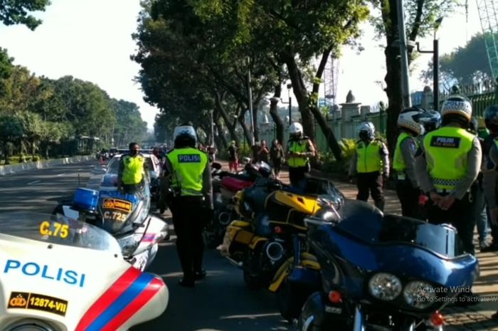 Satpatwal Polda Metro Jaya hentikan rombongan Harley-Davidson yang menggunakan lampu rotator.