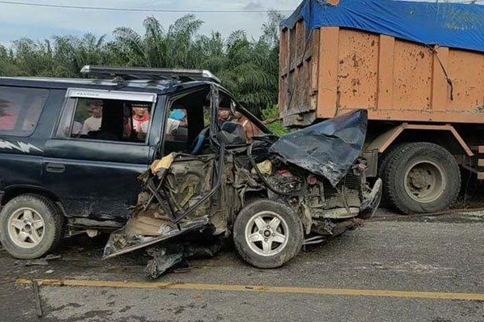 Isuzu Panther terkoyak usai gagal menyalip kena parut truk dari berlawanan arah di jalan lintas Sumatera, kabupaten Batubara, Sumatera Utara