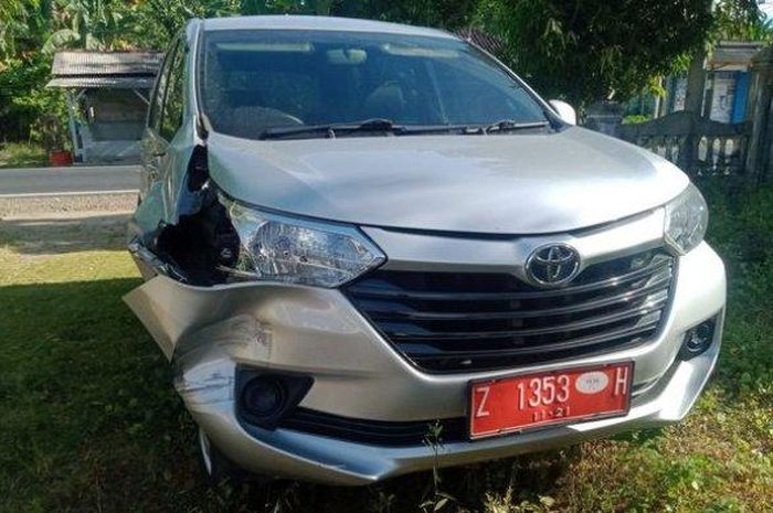 Toyota Avanza Pelat Merah berisi empat anak muda ngebut saat macet di jalan raya Kalipucang, dusun Cibuluh 1, Kalipucang, Pangandaran, Jawa Barat