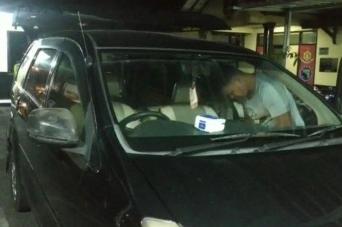 Polisi melakukan pemeriksaan terhadap sebuah mobil pasca penganiayaan terhadap anggota Polsek Cianjur kota Senin (29/3/2021) malam 