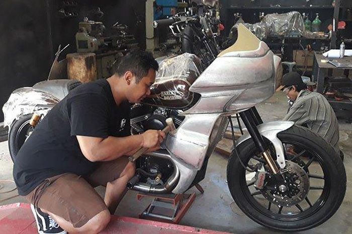sosok Putu Ajus Mulyawarman, builder Nagabanda berbasis Harley-Davidson Street 500.