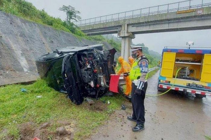 Toyota Kijang Innova luluh lantak, gelimpang di bahu jalan tol Pandaan-Malang KM 78/B saat hujan lebat, (30/3/21)