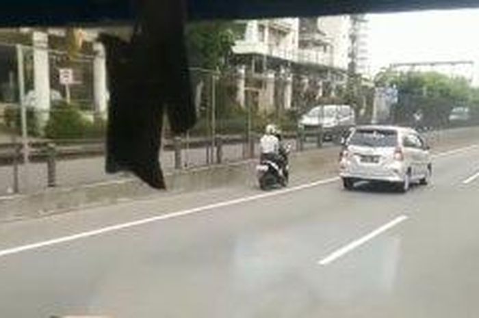 Dua orang pengendara sepeda motor terekam video saat masuk ke Jalan Tol Tomang arah Kebon Jeruk, Selasa (30/3/2021) siang.