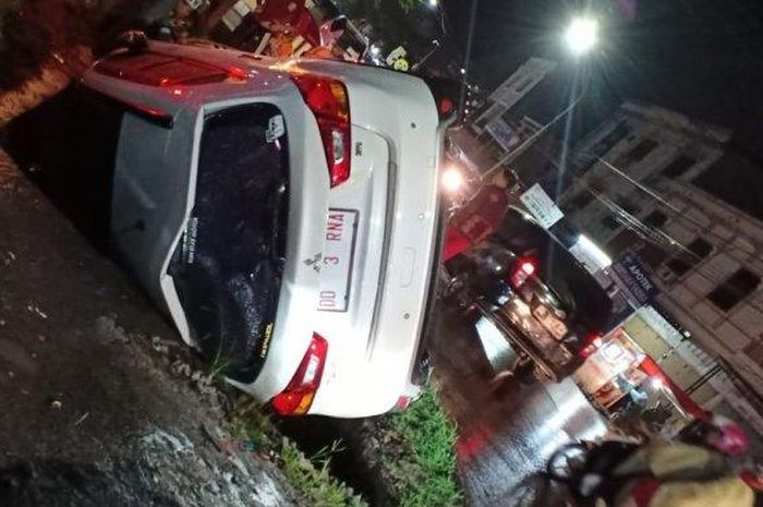 Mitsubishi Outlander Sport baru keluar dealer terjungkal ke got di Jl Daeng Tata Raya, Makassar, Sulawesi Selatan, (30/3/21)