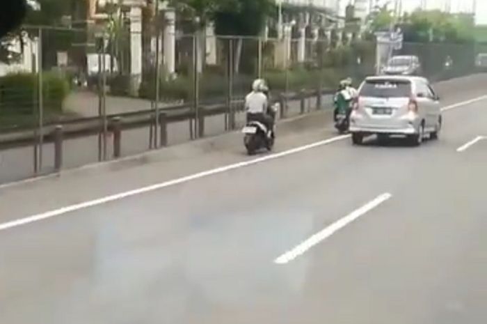 Honda BeAT dan Yamaha Mio yang digunakan boncengan melenggang santai masuk jalan tol