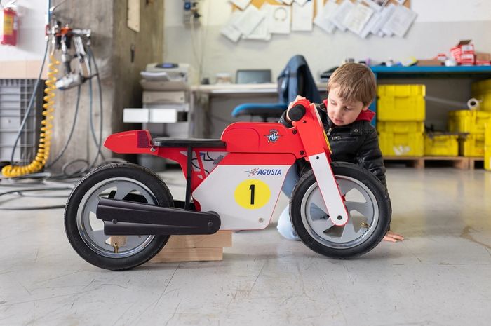 Mainan otomotif atau OtoToys berupa motor-motoran berjenis stider bike bikinan MV Agusta.