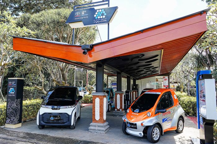 Toyota menggandeng 13 perusahaan dalam Project EV Smart Mobility, berupa ecotourism mobil listrik di Nusa Dua, Bali
