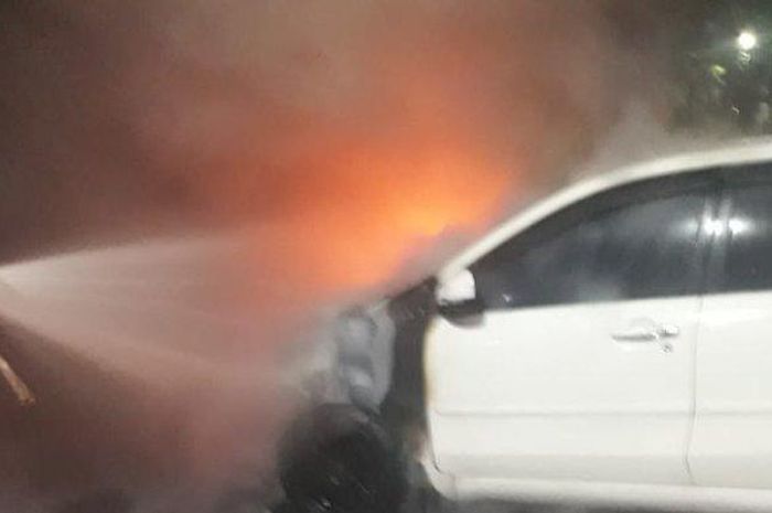 Daihatsu Xenia terbakar di Jl Ahmad Yani, Surabaya, Jawa Timur, (30/3/21)