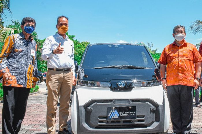 Menteri Perindustrian Agus Gumiwang Kartasasmita (kedua kiri) meresmikan acara Toyota EV Mobility Project di Nusa Dua, Bali, Rabu (31/3).