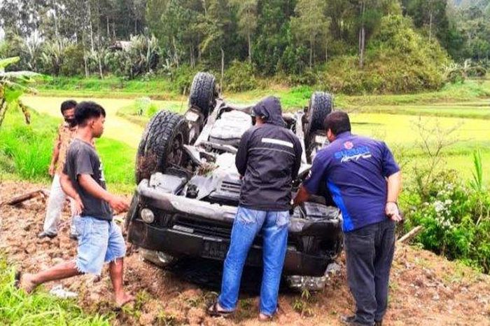 Toyota Fortuner yang dibawa Rektor IAKN Toraja kecelakaan, terbalik di kebun warga kawasan KM 10 Minanga, Mengkendek, Tana Toraja, Sulawesi Utara, (31/3/21)