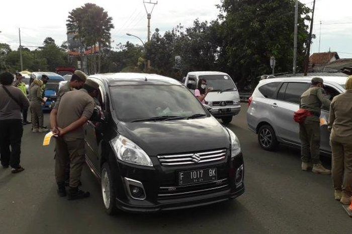 kendaraan yang memasuki kawasan Puncak Bogor, Kamis (01/04/2021) . 