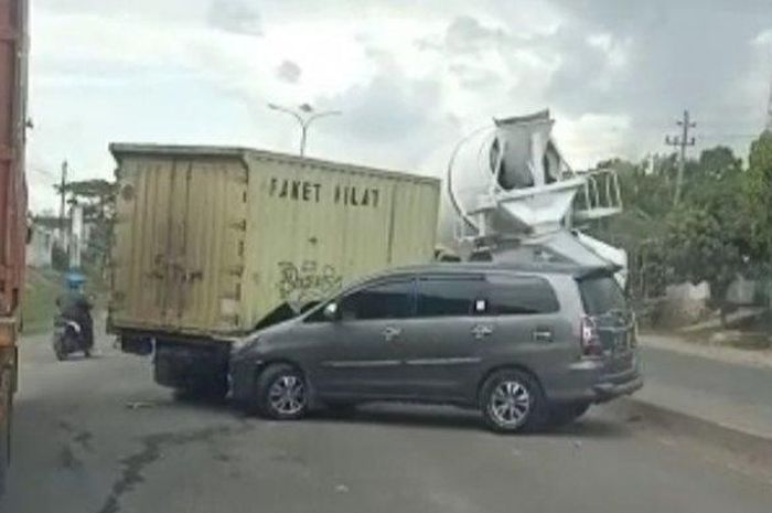 Kecelakaan beruntun akibat truk mixer kehilangan tenaga di tanjakan Jl Soekarno-Hatta, Ketapang, Bandar Lampung, Kijang Innova dan truk box kena imbas