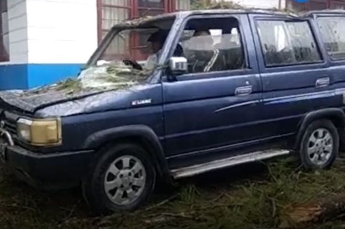 Toyota Kijang Grand Extra tertimpa dahan pohon patah di Komplek Dinas Pertanian dan Peternakan Kabupaten Karo, Sumatera Utara, (31/3/21)