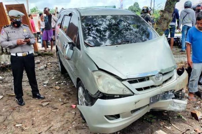 Toyota Kijang Innova remuk setelah melibas Suzuki Shogun serta tiga orang warga di tepi jalan desa Ngantru, Tulungagung, Jawa Timur, (31/3/21)