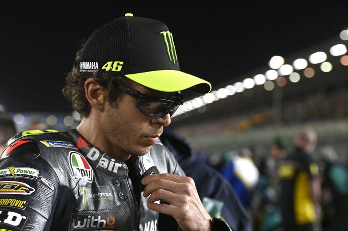 Valentino Rossi persiapkan strategi lain untuk bisa podium di MotoGP Doha 2021. Ia tak ingin salah dalam manajemen ban lagi. 