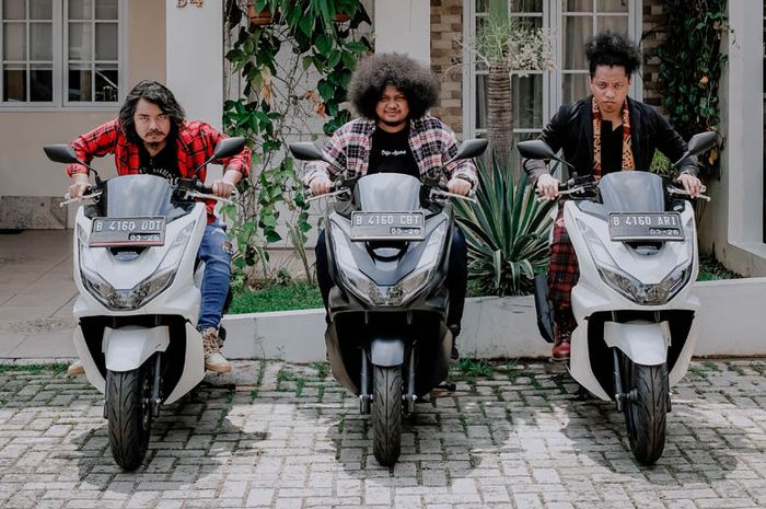 Tiga komika top Tanah Air, Dodit Mulyanto, Babe Cabita, dan Arie Kriting kompak menggunakan All New Honda PCX 