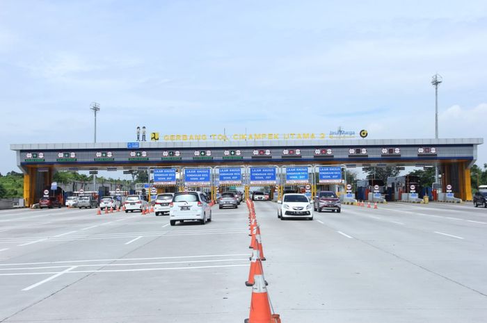 Pelebaran masih dilakukan di jalan tol Japek hingga sekarang.