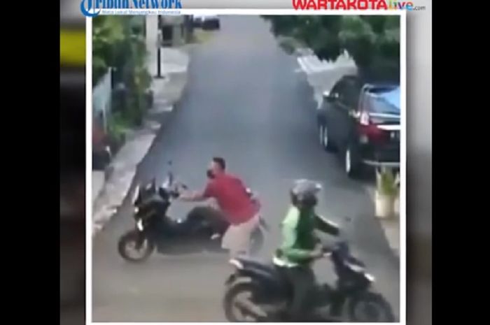 Kawanan pencuri motor salah satunya pakai jaket Ojol kepergok saat beraksi (Hasil tangkapan layar - Youtube Warta Kota Production) 