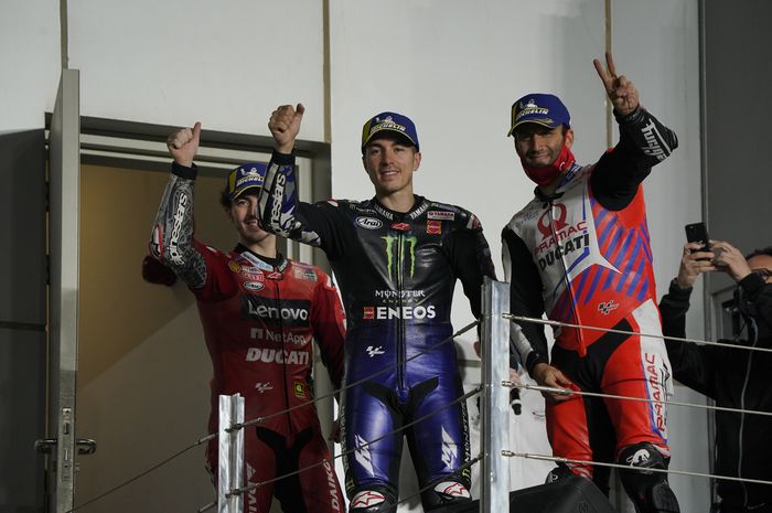 Maverick Vinales (tengah) waspadai perlawanan kuat dari skuat Ducati di MotoGP Doha. 