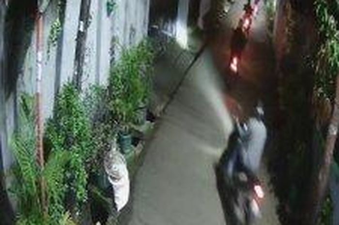 Rekaman CCTV aksi pencurian sepeda motor di kawasan Pancoran, Jakarta Selatan