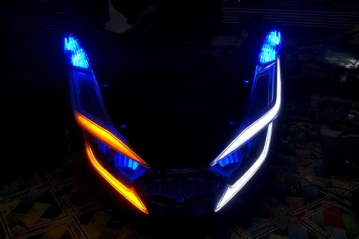 Selain menjadi DRL, alis PCX 160 juga berfungsi menjadi sein dengan model running
